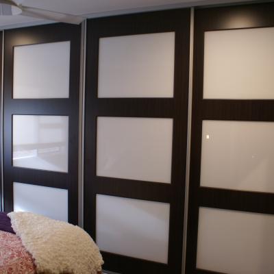 Homestead With Double Midrail Rout With Inset Super White Glass Robe